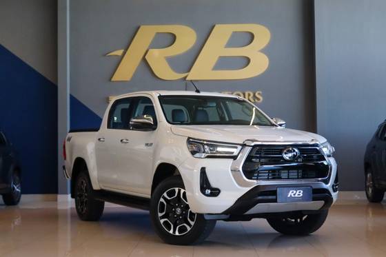TOYOTA HILUX 2.8 D-4D TURBO DIESEL CD SRX 4X4 AUTOMÁTICO